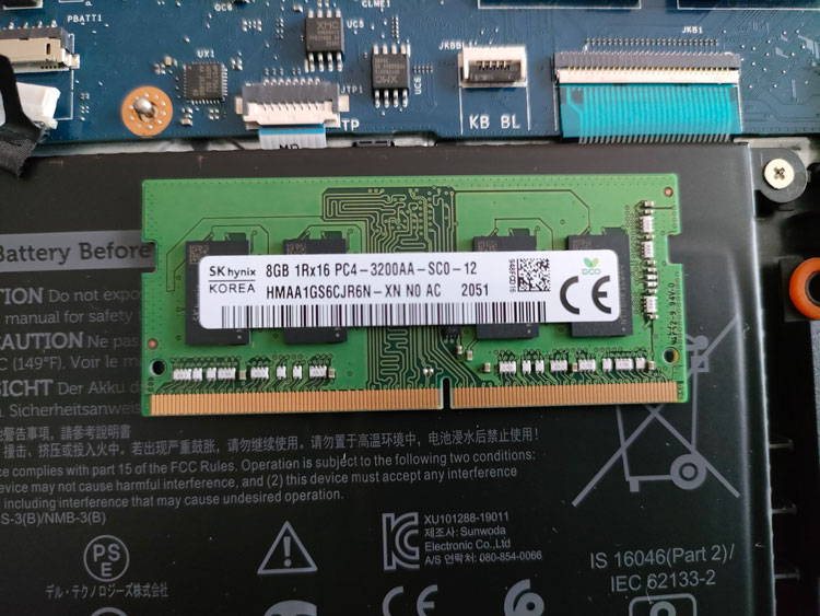 ＊）純正メモリーを取り外し製品を確認したらなんと、 仕様のメモリーよりワンランク上の「SK hynix 4GB DDR4-3200MHz PC4-3200AA 1Rx16 260ピン SDRAM SODIMM」が装着されていました。