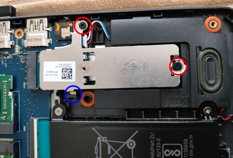 ５）SSDを換装するため赤色部分のネジを取り外し、青色部分のツメを外します。